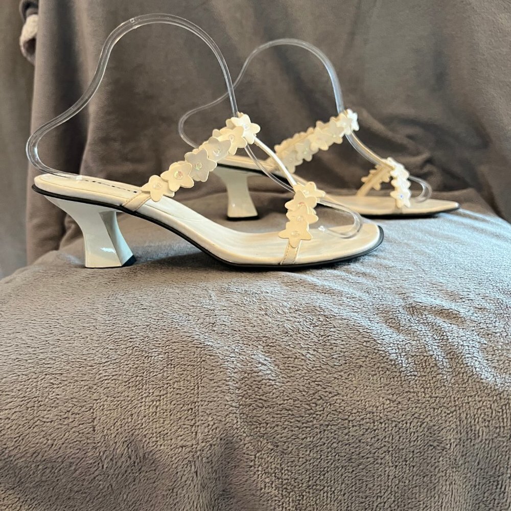 Unlisted ivory flower sandals with small sequin middle, Size 8 - Picture 3 of 7